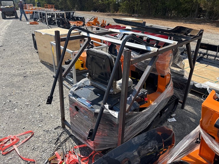 #82-•-landhonor-me390-ride-on-mini-skid-steer-image-3