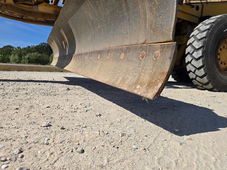 2005-caterpillar-12h-image-29