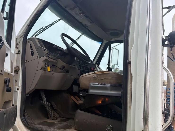 2005-sterling-9500-semi-tractor-image-38