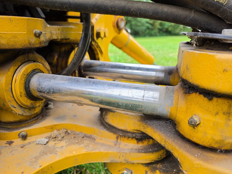 2016-deere-410l-image-85