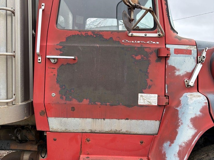 1980-ford-8000-image-47
