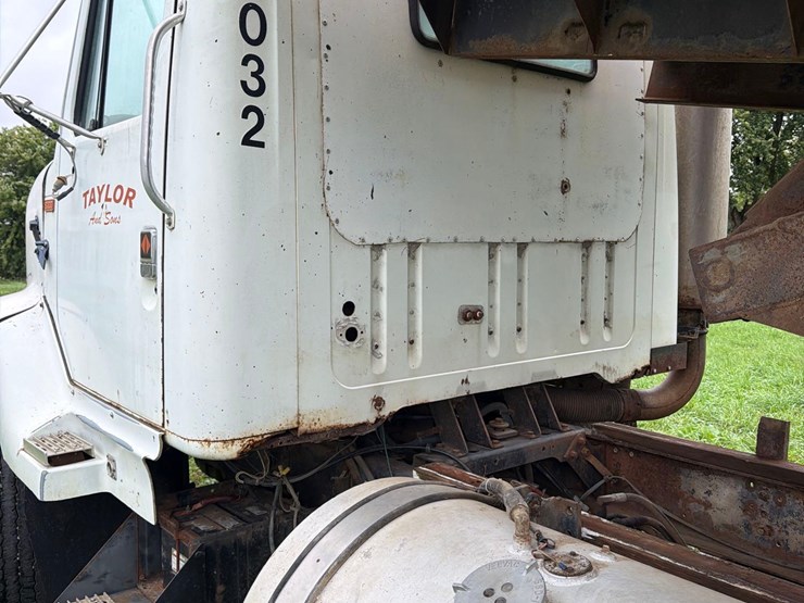 international-8300-6x4-semi-grain-truck-image-31