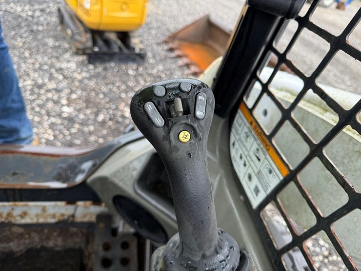 2018-bobcat-t740-image-21