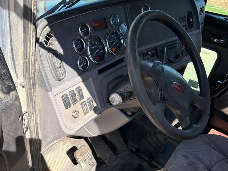 2011-peterbilt-386-image-47