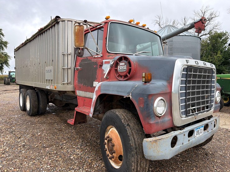 1980-ford-8000-image-44