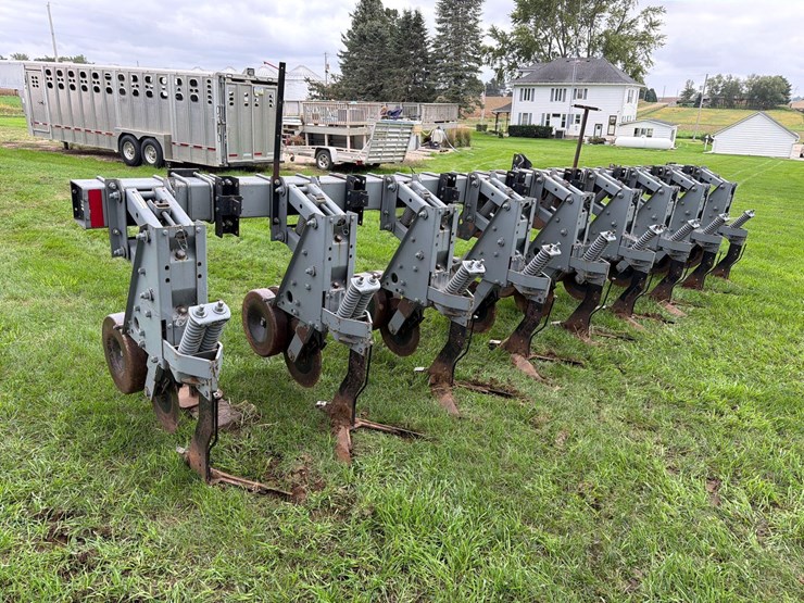 hiniker-8row-3pt-field-cultivator-image-4