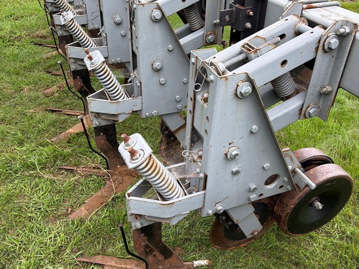 hiniker-8row-3pt-field-cultivator-image-16