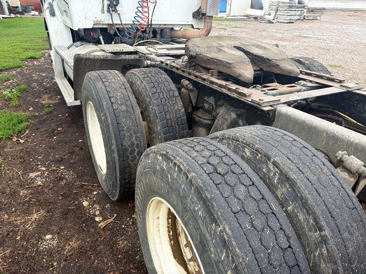 2005-sterling-9500-semi-tractor-image-31