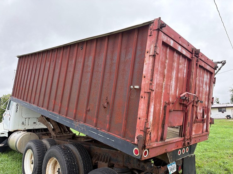 international-8300-6x4-semi-grain-truck-image-20