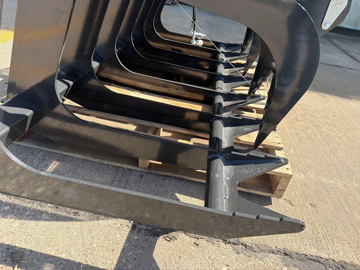 stout-66”-skidloader-grapple-bucket-image-6