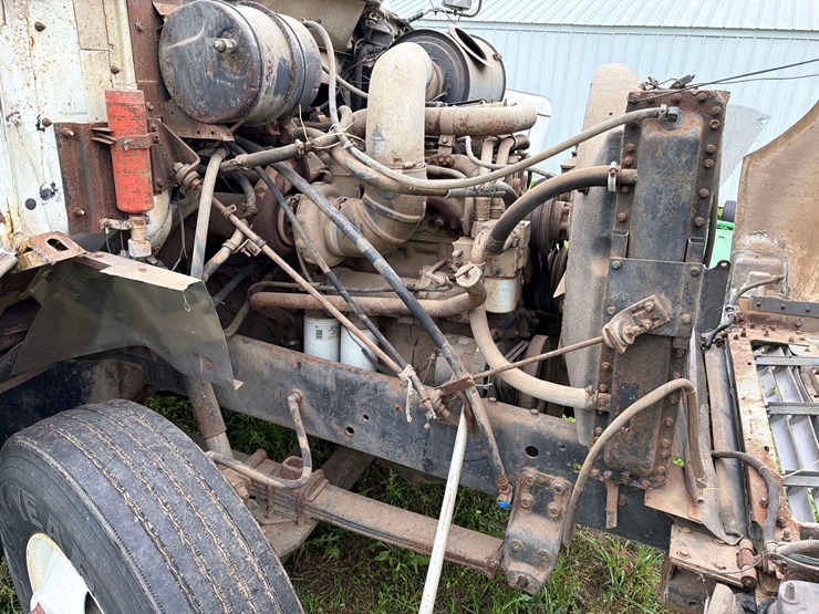 international-8300-6x4-semi-grain-truck-image-100