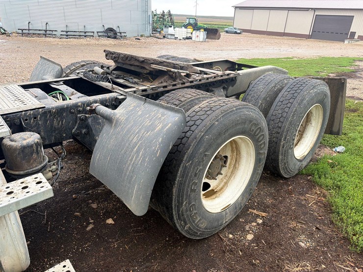 2005-sterling-9500-semi-tractor-image-7