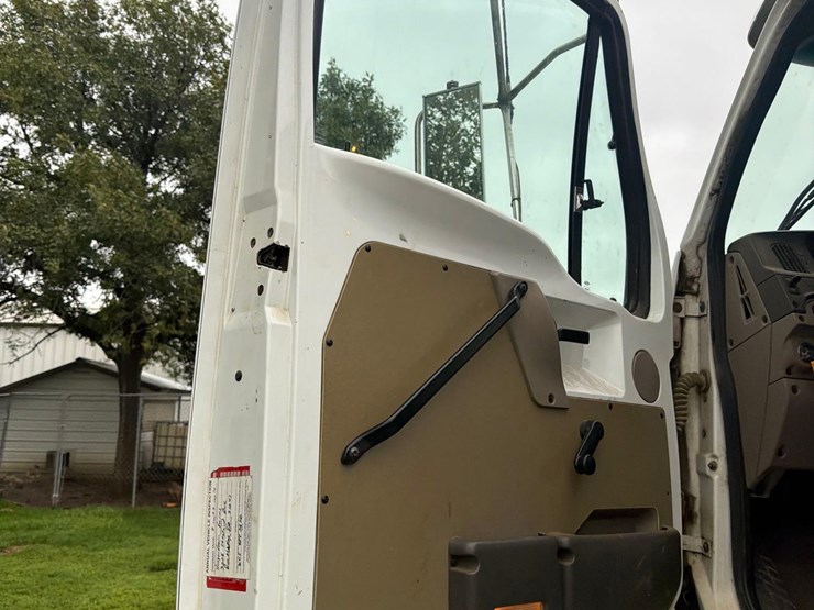 2005-sterling-9500-semi-tractor-image-39