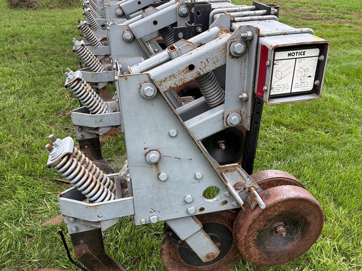 hiniker-8row-3pt-field-cultivator-image-12