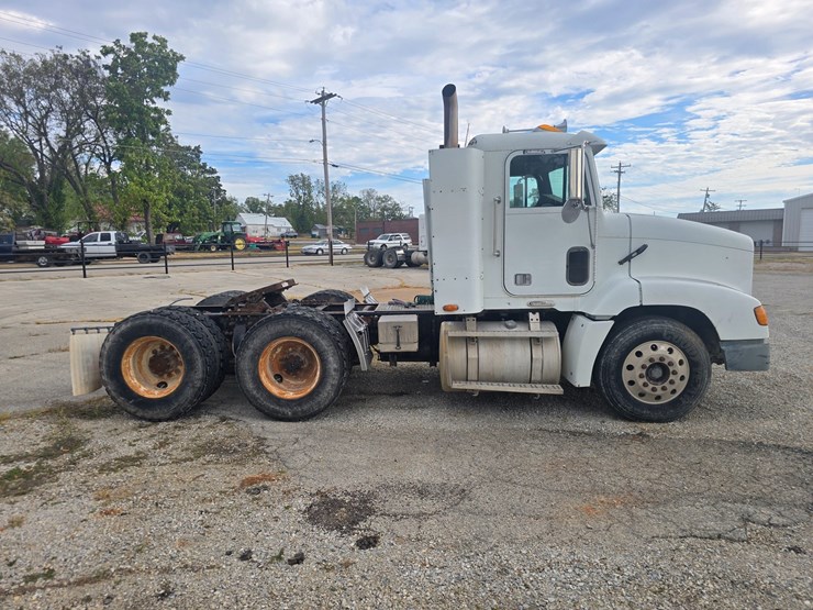 1999-freightliner-fld112-image-13