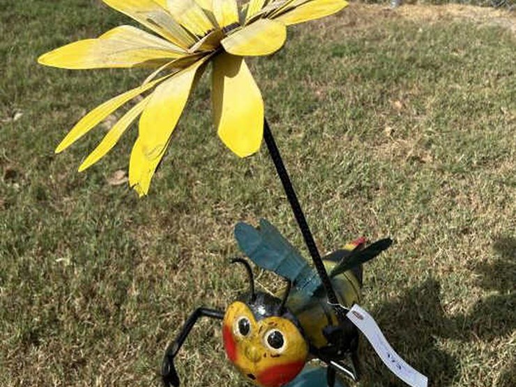 #173-•-metal-art---bumblebee-w/umbrella-&-sunflower-image-1