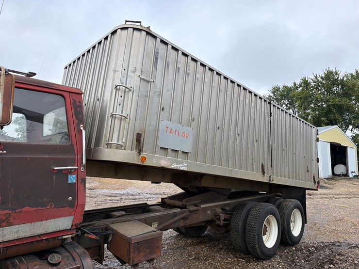 1980-ford-8000-image-5