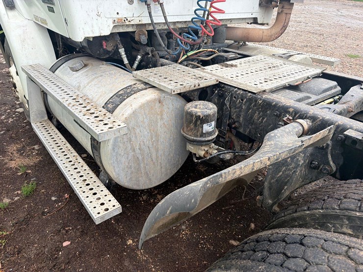 2005-sterling-9500-semi-tractor-image-34