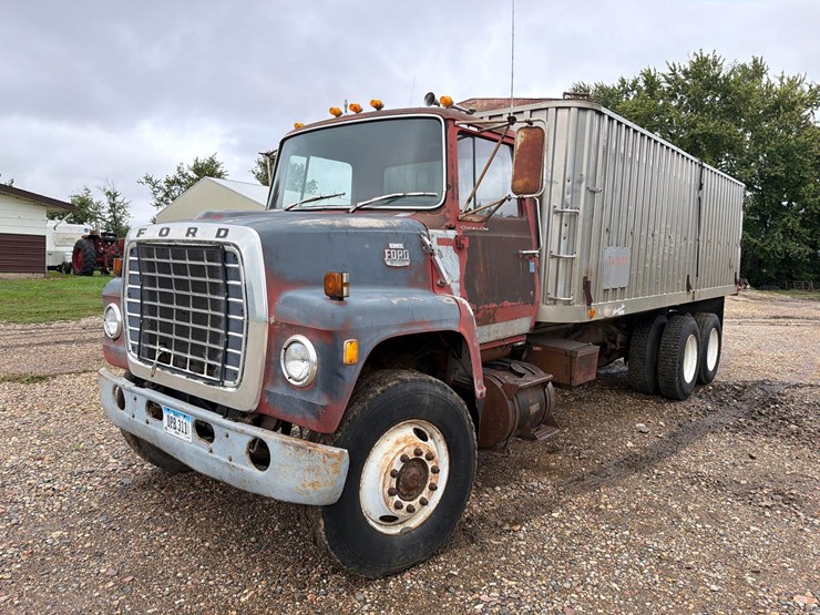 1980-ford-8000-image-1
