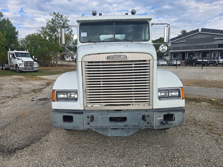 1999-freightliner-fld112-image-18