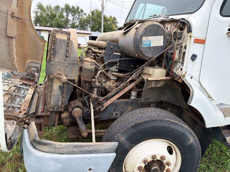 international-8300-6x4-semi-grain-truck-image-95