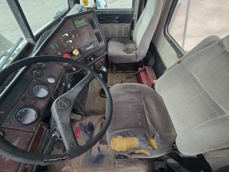 1999-freightliner-fld112-image-41