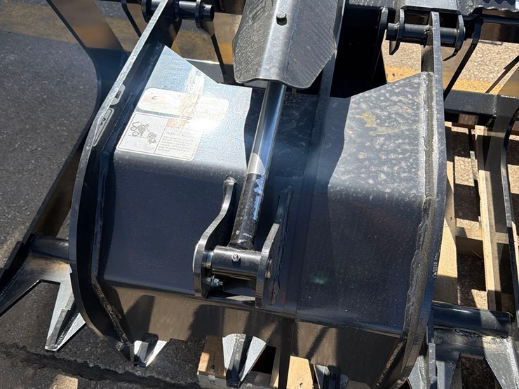 stout-xhd-84”-skidloader-grapple-bucket-image-4