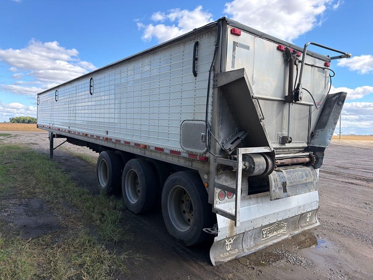 2011-wilson-46ft-fixed-tri-axle-live-bottom-semi-belt-trailer--1-owner--very-clean-trailer-image-3