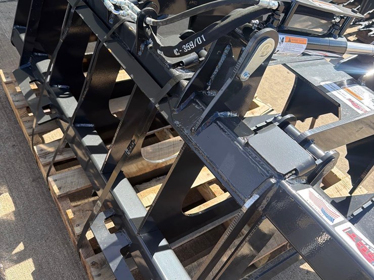 stout-66”-skidloader-grapple-bucket-image-7