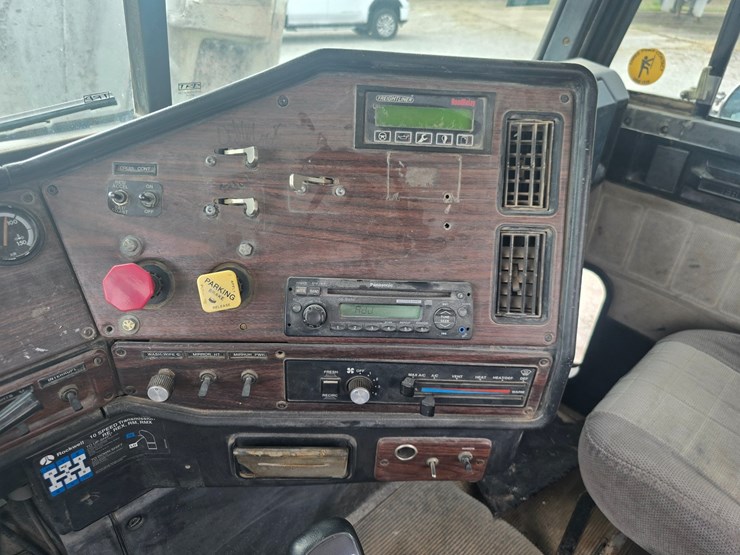 1999-freightliner-fld112-image-42