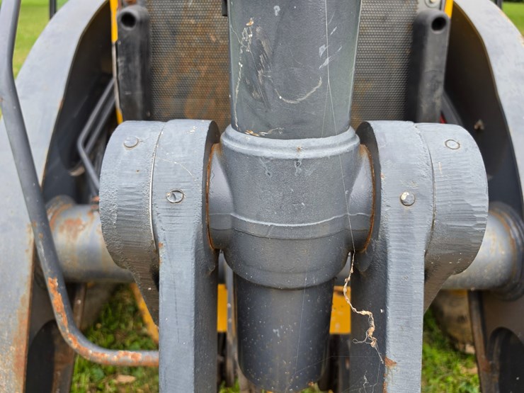 2016-deere-410l-image-143