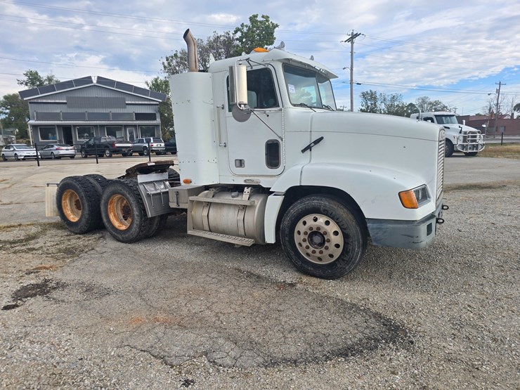 1999-freightliner-fld112-image-15