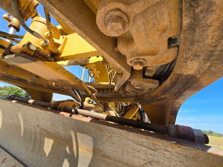 2005-caterpillar-12h-image-36
