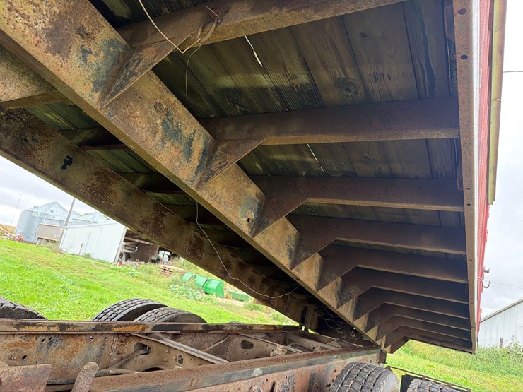 international-8300-6x4-semi-grain-truck-image-26