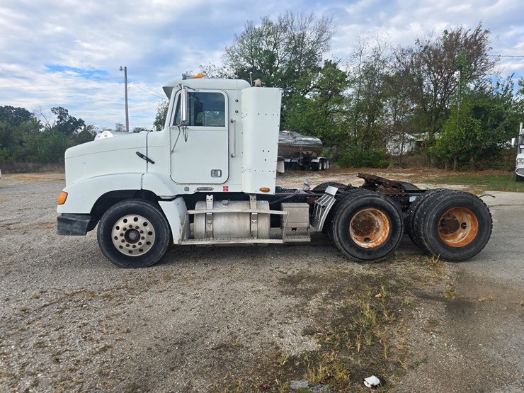1999-freightliner-fld112-image-5