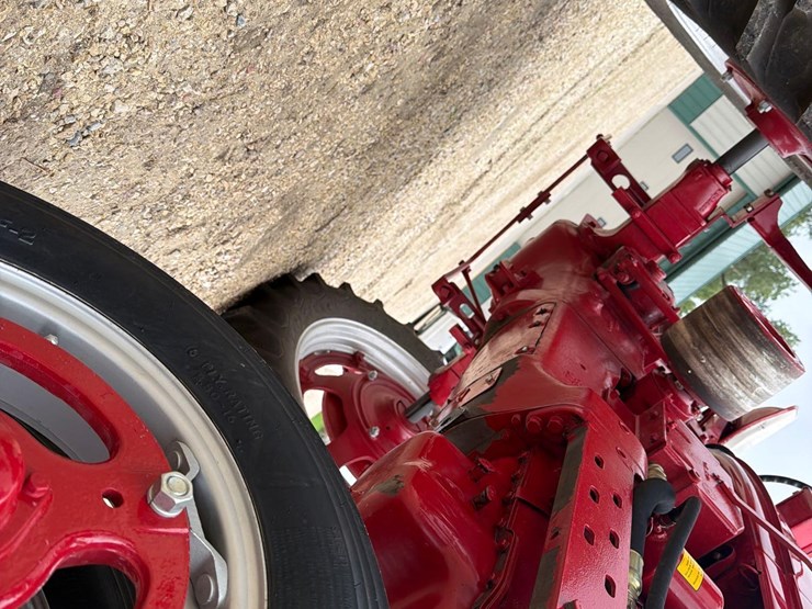 1954-farmall-super-h-tractor—restored-image-29