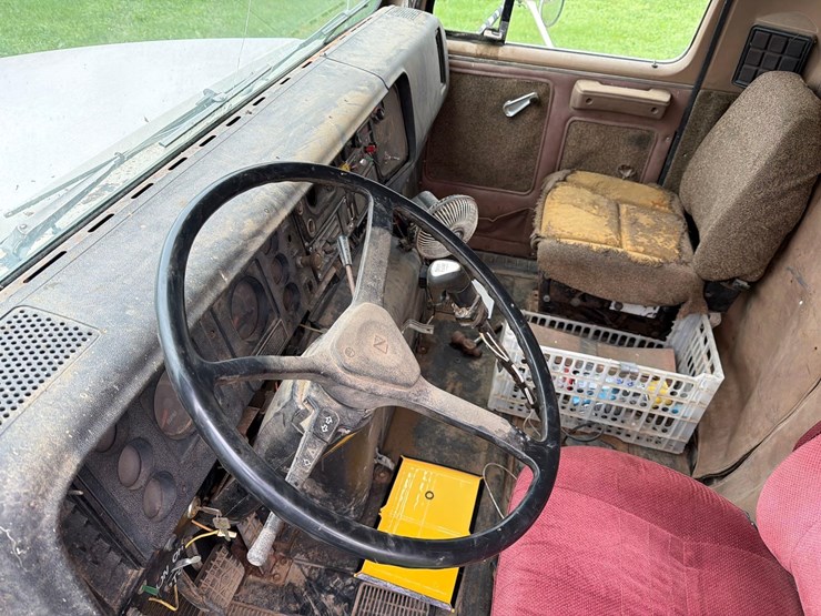 international-8300-6x4-semi-grain-truck-image-80