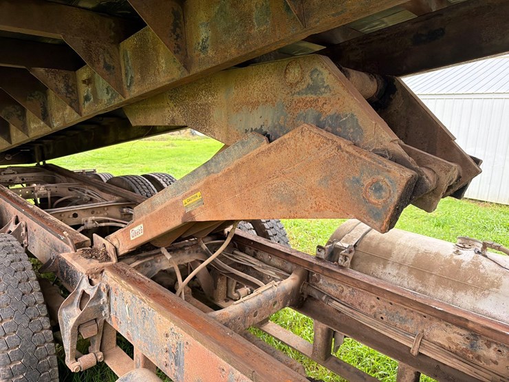 international-8300-6x4-semi-grain-truck-image-12
