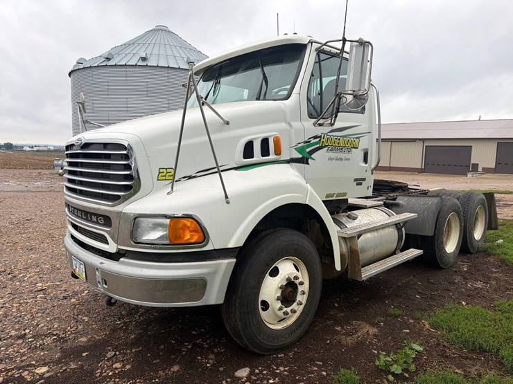 2005-sterling-9500-semi-tractor-image-1