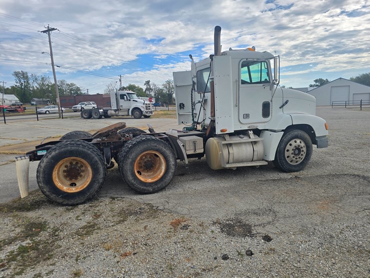 1999-freightliner-fld112-image-12