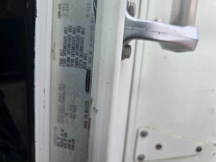 1999-freightliner-fld112-image-37
