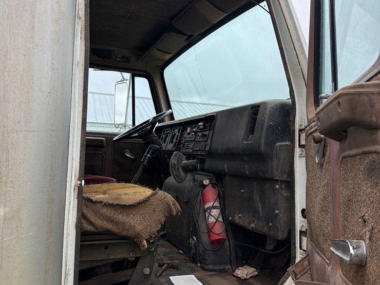 international-8300-6x4-semi-grain-truck-image-62