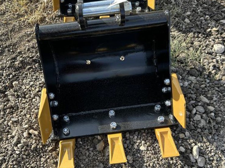 #262-•-mini-excavator-15"-toothed-bucket-image-1