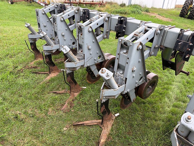 hiniker-8row-3pt-field-cultivator-image-17