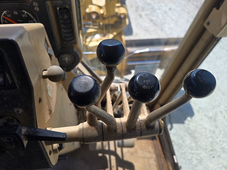 2005-caterpillar-12h-image-81