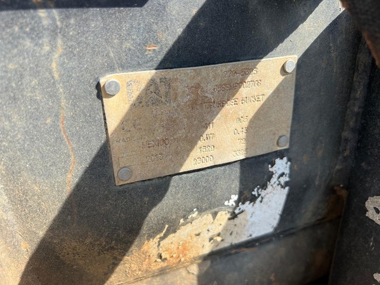 caterpillar-74”-4-1-skid-steer-bucket-image-6