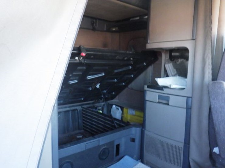 2010-freightliner-cascadia-125-image-8