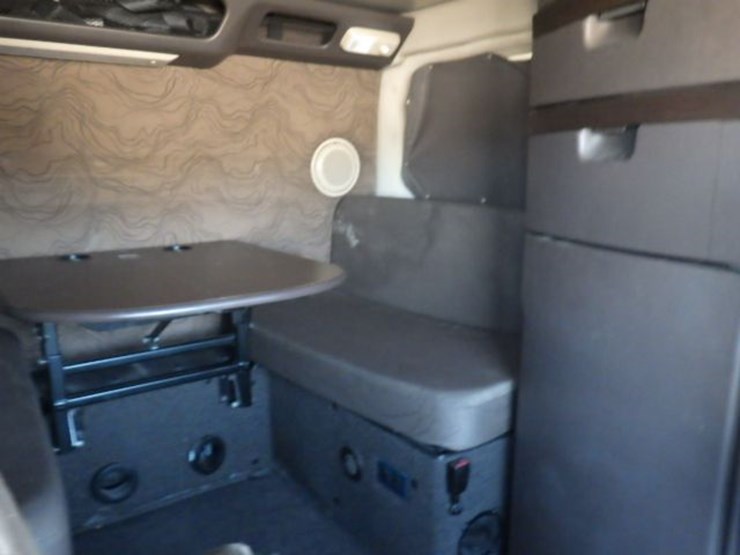 2016-volvo-vnl780-image-8