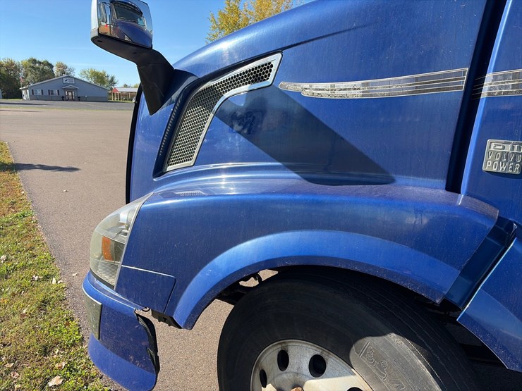 #1849-•-2015-volvo-vnl62-sleeper-cab-truck-tractor-image-9