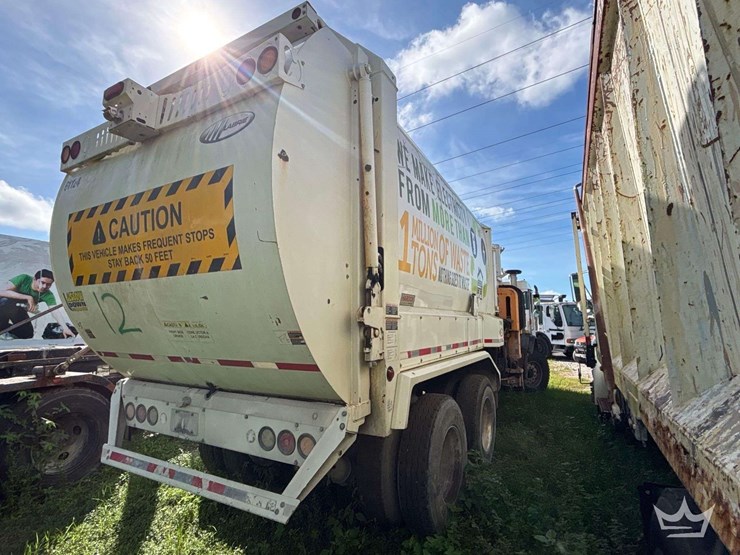 2019-peterbilt-520-image-3